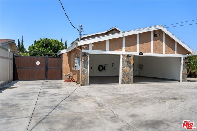 Building Photo - 6443 Matilija Ave