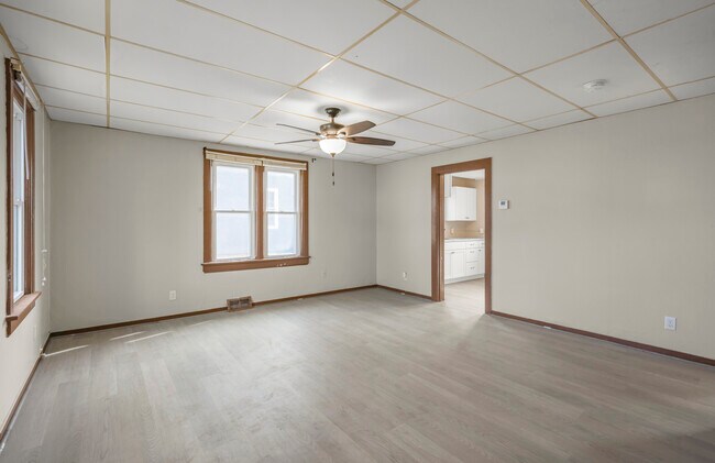 Building Photo - 521 Main St E