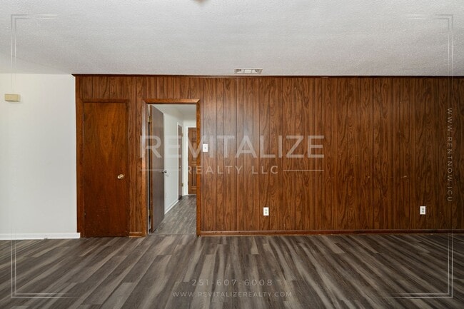 Building Photo - Brick 3BD 2BA with Large Private Yard!