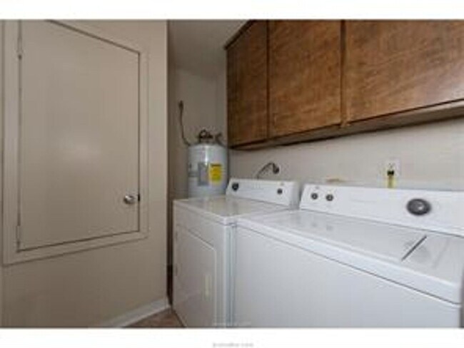 Building Photo - Spacious 3/2 duplex in great location