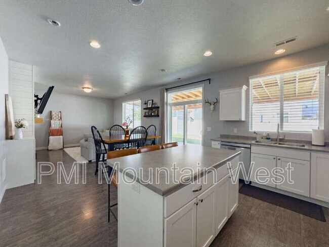 Building Photo - 3565 Water Lilly Ln