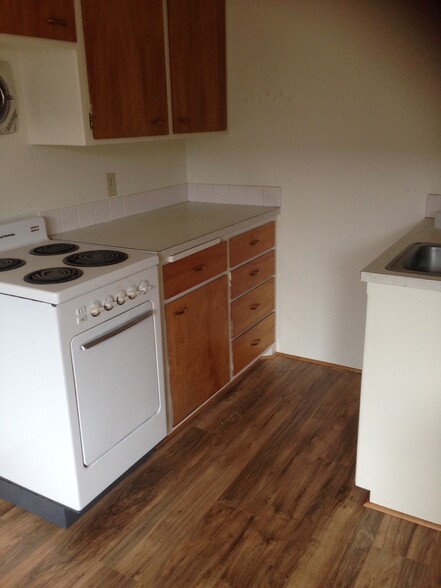 Kitchen with stove/refrigerator - 710 NE Oak St