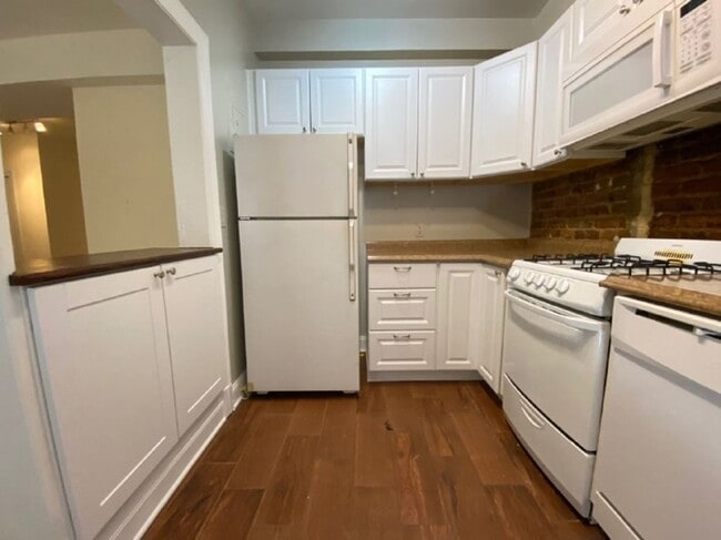 Building Photo - 2 BED 1 BATH Condo on the 1st Floor of The...