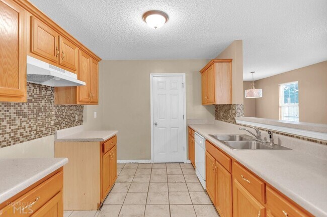 Building Photo - Charming 3 bedroom 2 bath Ranch style home...