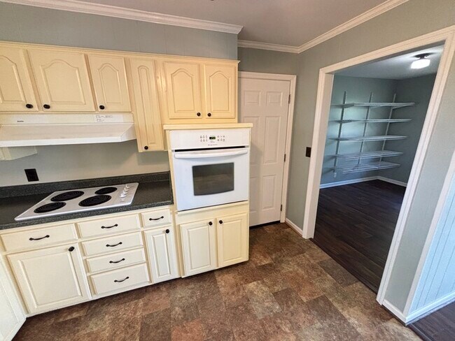 Building Photo - Close to Glenbrook area in Hendersonville!
