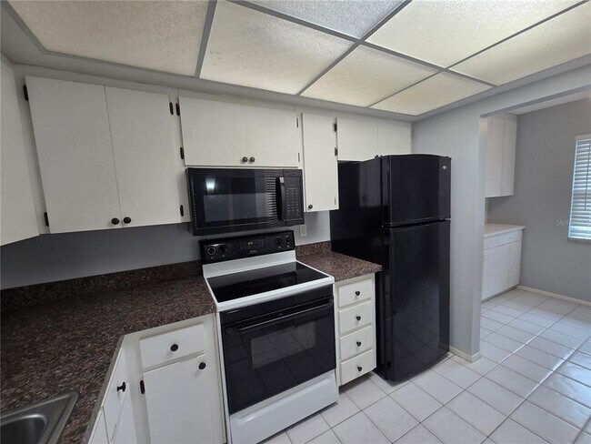 Building Photo - 7056 W Country Club Dr N