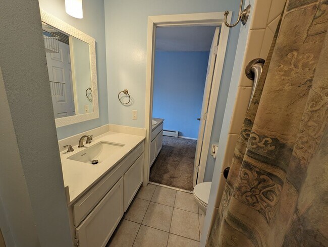 Building Photo - Updated 2bd/1ba Condo w/ Pool & Heated Par...