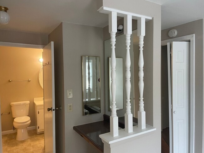 Building Photo - W Knox Tri-level Townhouse 3BR/1.5BA