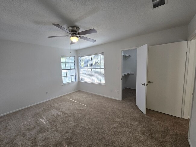 Building Photo - Updated Townhome Condo in Prime Location!