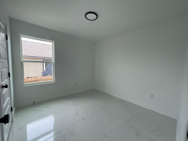 Building Photo - 318 Crossroads Loop