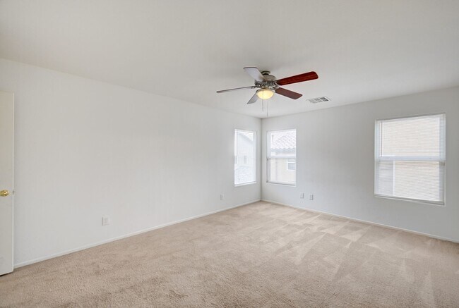 Building Photo - Beautiful 3 bedroom/2.5 baths located acro...