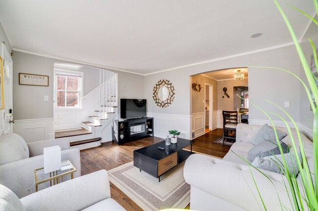 Building Photo - 9828 S Yates Blvd