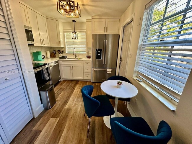 Building Photo - 1710 NE 5th Ct