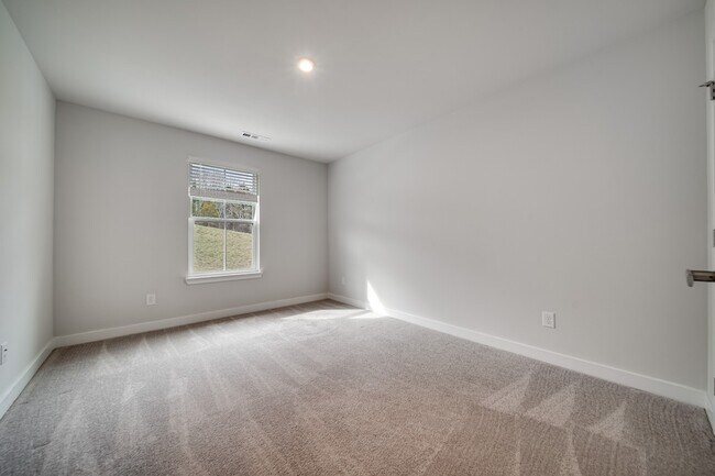 Building Photo - 645 Exmoor Dr