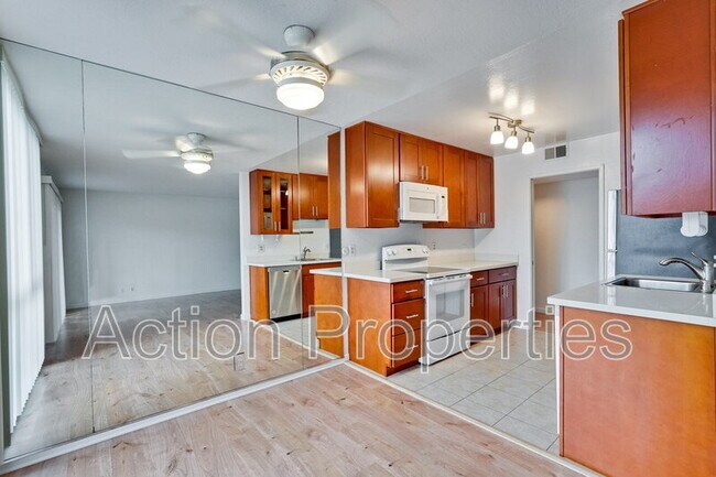 Building Photo - 181 Del Medio Ave