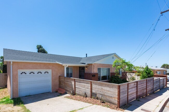 Building Photo - Traditional Home with Large Backyard!