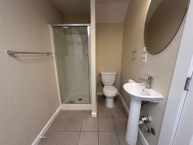 Building Photo - 3 Bedroom 2 Bathroom Home with Yard