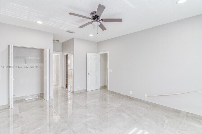 Building Photo - 3810 SW 51st St