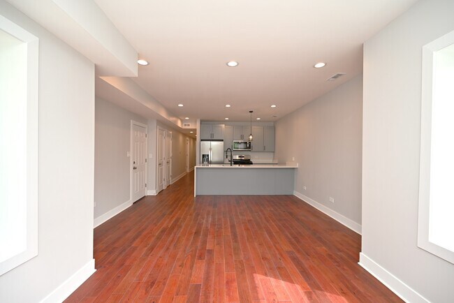 Building Photo - 1630 W Thorndale Ave