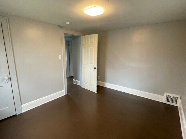 Building Photo - 460 Baird St