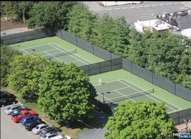 Building Photo - 4 Horizon Rd N