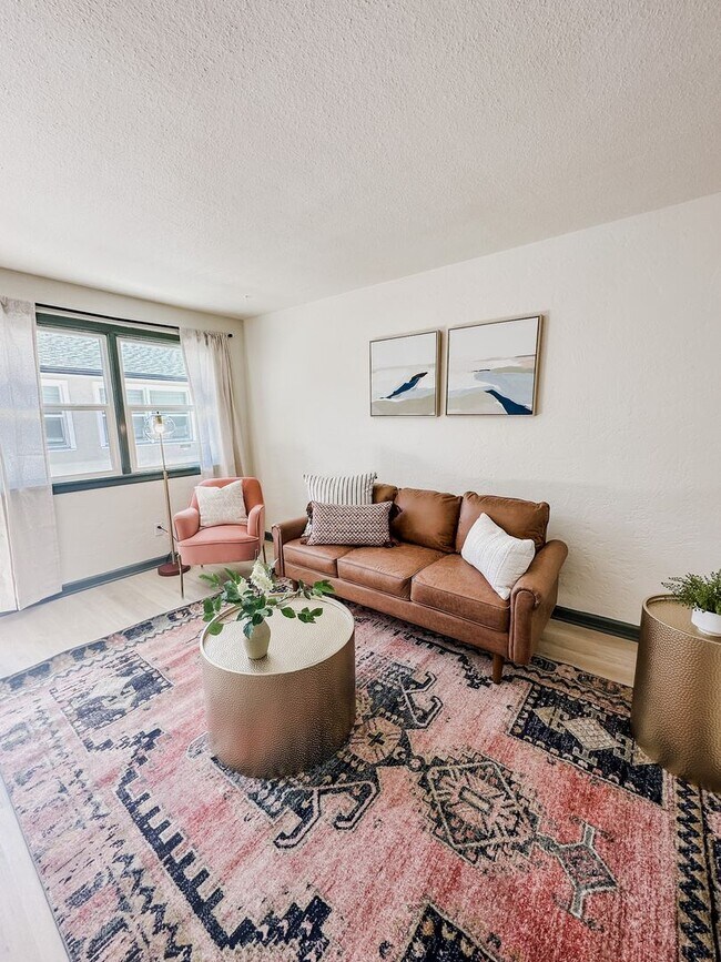 Building Photo - Newly remodeled three bedroom apartment