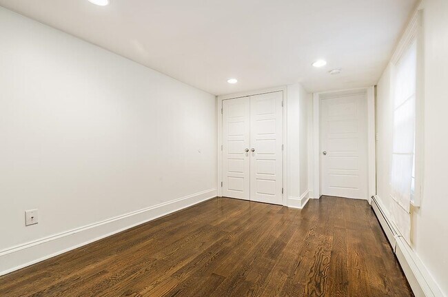 Building Photo - 590 Jersey Ave