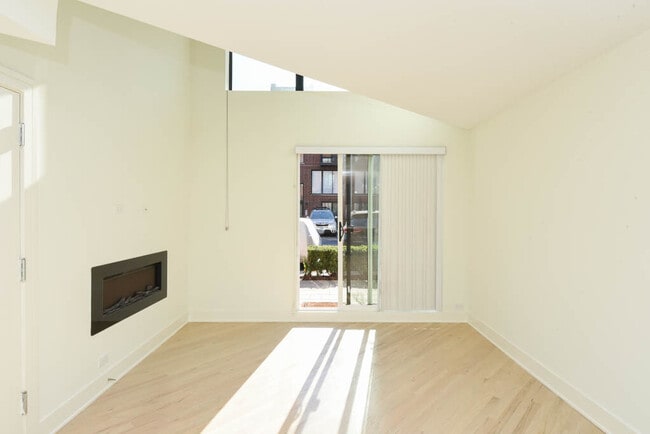 Building Photo - 954 W Grace St