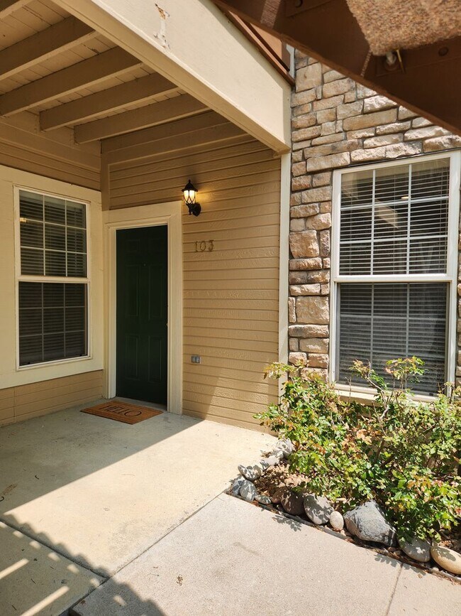 Building Photo - Stylish 2 Bed, 2 Bath Main-Floor Condo – U...