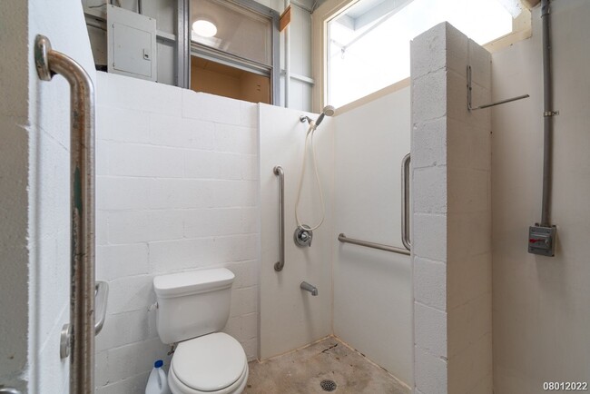 Building Photo - 1BR 2BA (One Bath is ADA ACCESSIBLE) W/2 A...