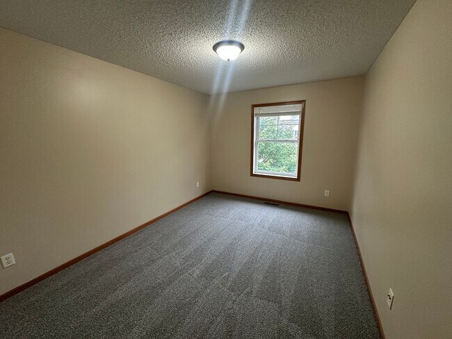 Building Photo - Updated Colonial 3 Bedroom Townhome with N...