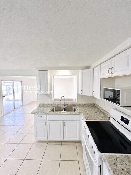 Building Photo - 3749 Beechwood Dr