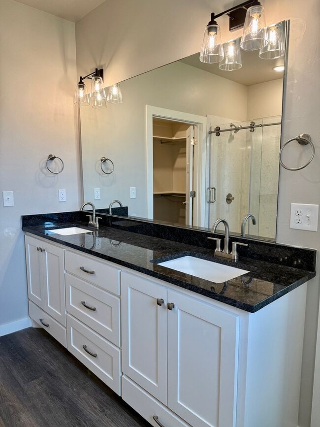 Building Photo - Brand NEW Large 1 Bed, 1 Bath in Beautiful...