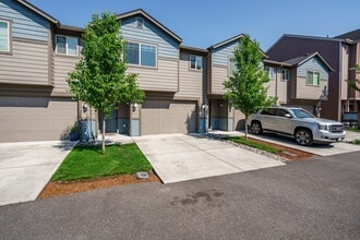Building Photo - Easy I-205 Access - 3 Bedroom 2.5 Bath Townhouse