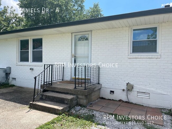 Building Photo - Cute and cozy, modern 2 bedroom /2 bath Cl...