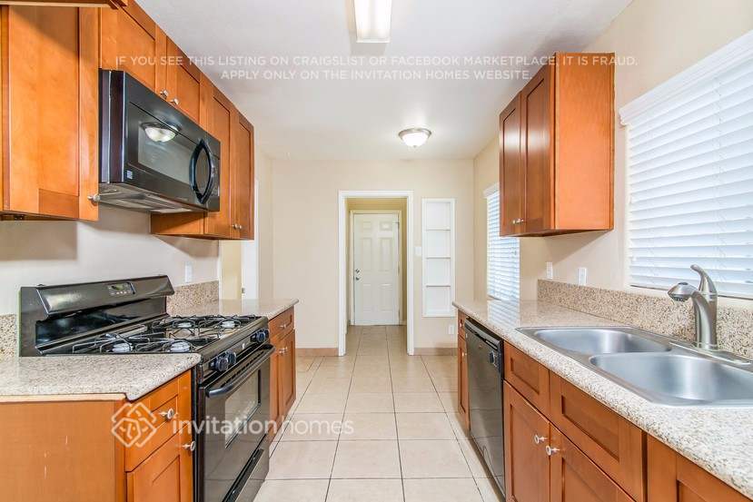 Building Photo - 219 E 46th St