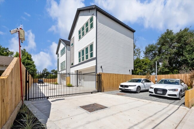 Building Photo - 6343 W Montgomery Rd