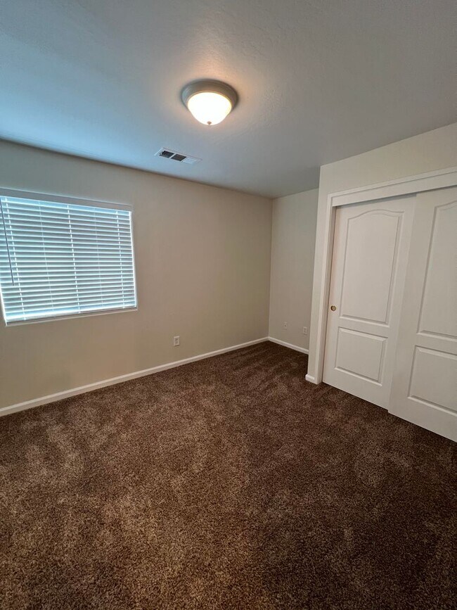 Building Photo - Spacious SW Bakersfield home!