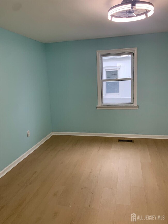 Building Photo - 47 Holly St