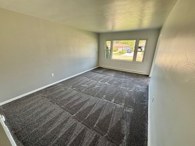 Building Photo - Three Bedroom / Two Bathroom House AVAILAB...