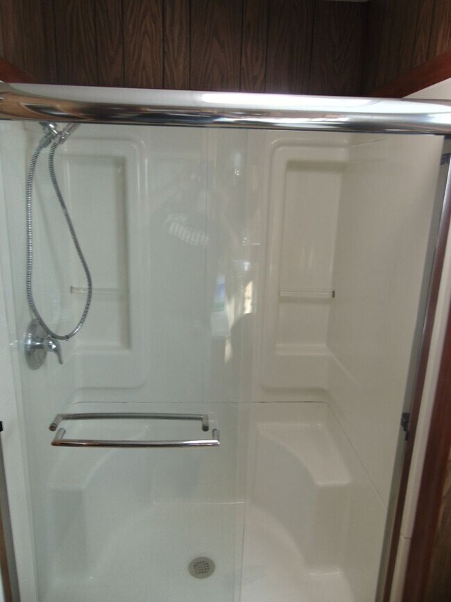 Building Photo - Fayette Family Farm House!