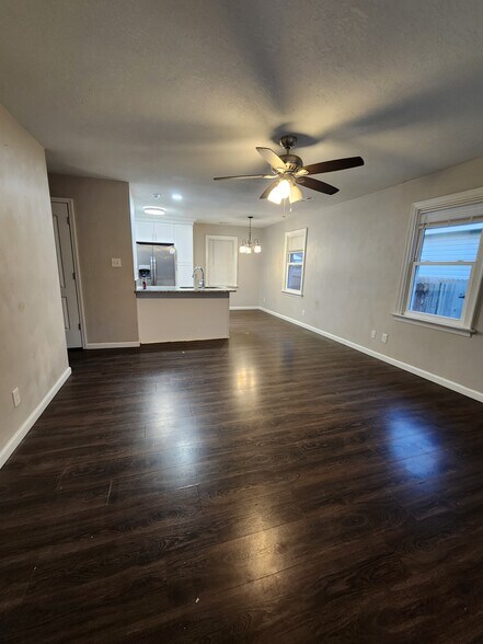 Family room - 2724 Mapleton Ave