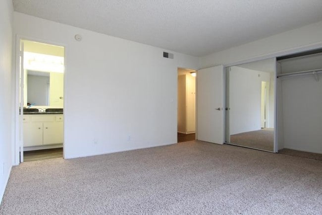 Building Photo - 2 bedroom in Studio City CA 91604