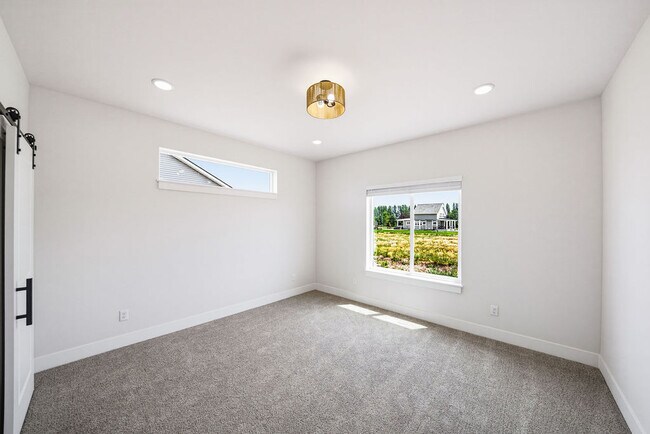 Building Photo - 475 E River Rd
