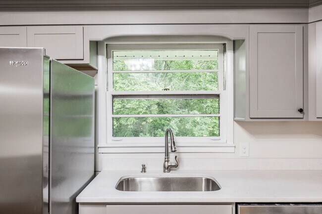 Building Photo - 418 Foothill Dr