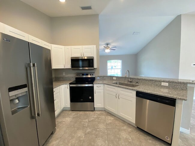 Building Photo - Desirable SE Ocala neighborhood 3/2/2 ** Wont Last**