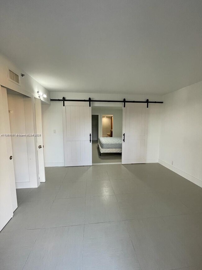 Building Photo - 8877 Collins Ave