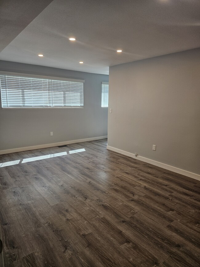 Building Photo - 813 Riverside Dr