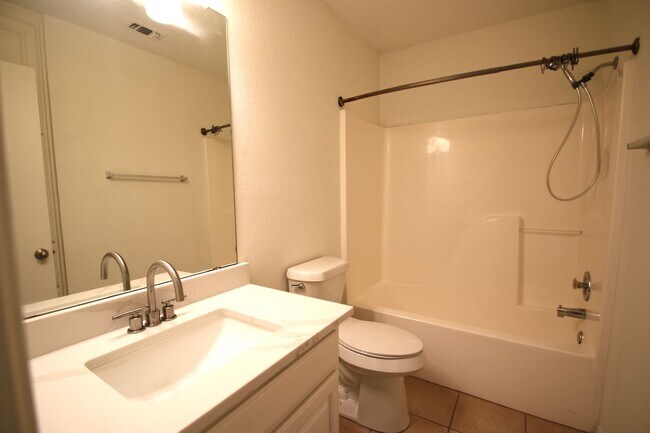 Building Photo - Upgraded 3BR Home | Granite Kitchen, High Ceilings & Gated Backyard | Minutes to Downtown Fort Worth