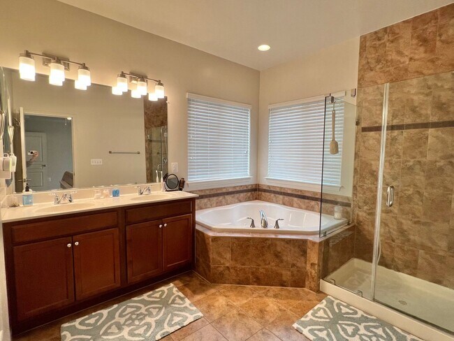 Building Photo - 5-Bedroom Colonial in Lake Ridge
